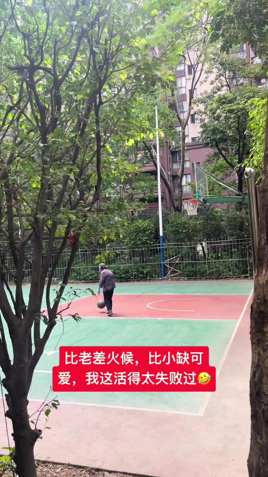 這阿婆單手一投一個準，姜還是老的辣