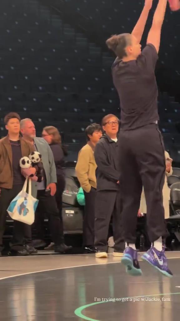 71歲成龍現(xiàn)身巴克萊中心看女籃比賽：她們投籃怎么那么準(zhǔn)?。。?>
                                <div   id=