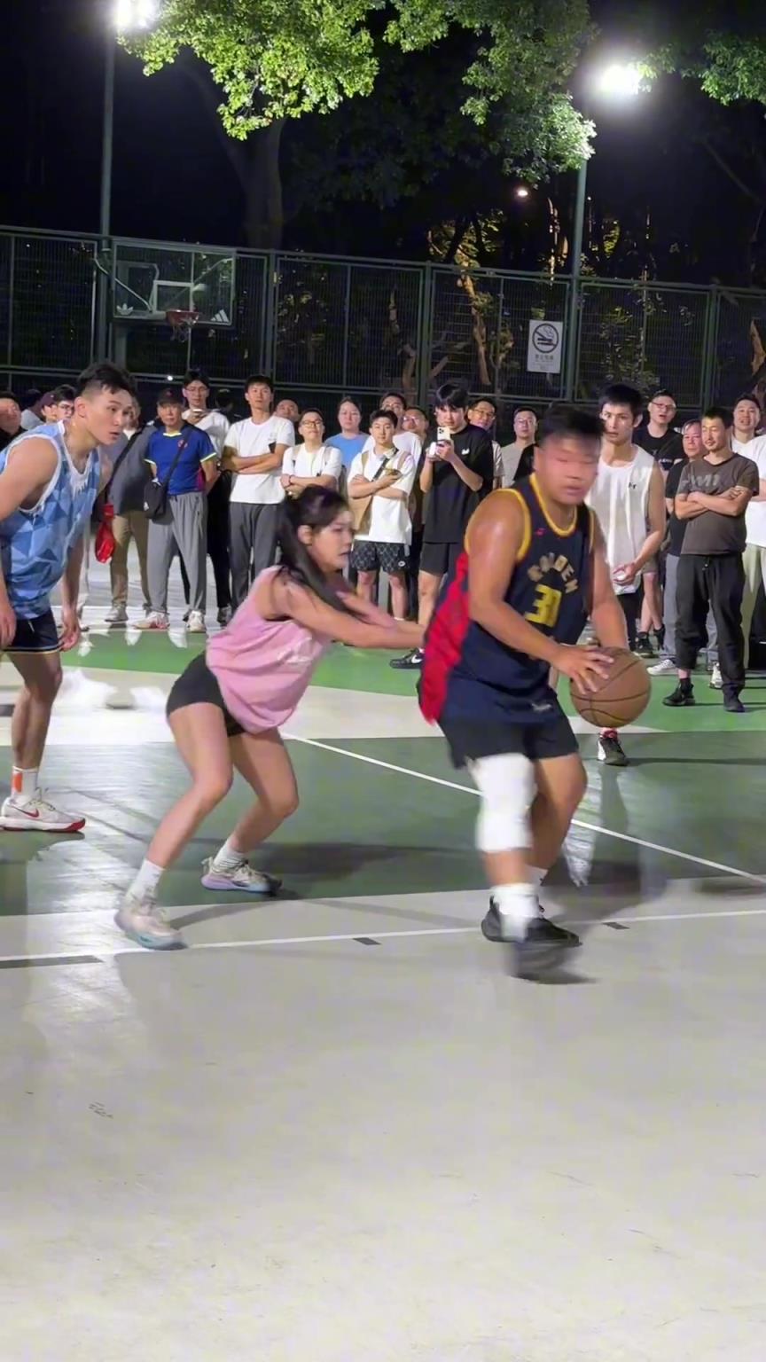 這哥們看見(jiàn)防自己的是女生，一個(gè)勁背打，球也不傳了